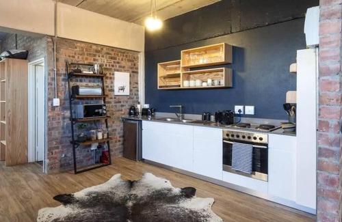 Salt River Apartment | Executive Studio + Free Parking + Street Art Murals near Woodstock Craft Markets