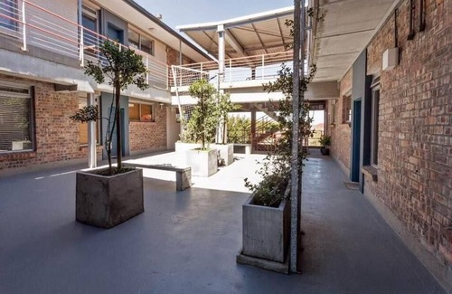 Salt River Apartment | Executive Studio + Free Parking + Street Art Murals near Woodstock Craft Markets
