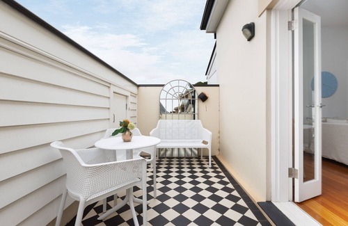 Lewisham Apartment | Executive Studio With Patio Near Trains