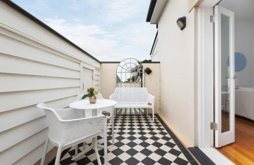 Lewisham Apartment | Executive Studio With Patio Near Trains