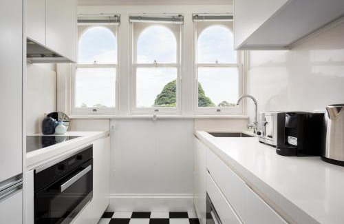 Lewisham Apartment | Executive Studio With Patio Near Trains
