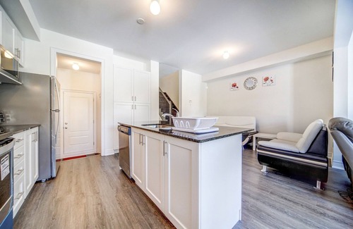 The Blue Mountains House | Executive Town Home - Historical Snowbridge Village, Mountain View Blue mountain