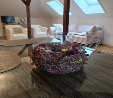 Rath Apartment | Exklusives 2 Zimmer Dachstudio mit Kamin Perfekte Lage für Phantasialand und Köln Messe inkl Parkplatz und Vollausstattung