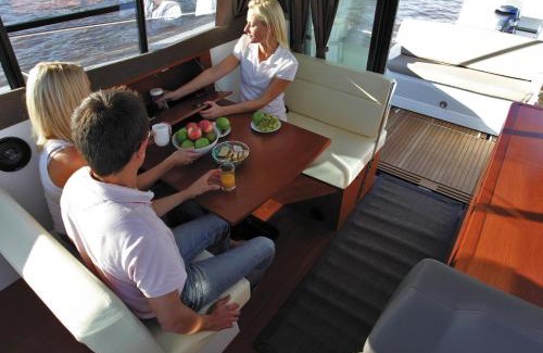 Charente-Maritime Boat Rental | Expérience maritime inoubliable à La Rochelle