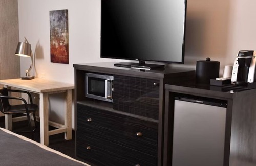 Broken Arrow Hotel | Expanded 2 Queen w/Sofa, Stoney Creek Broken Arrow, Living Area