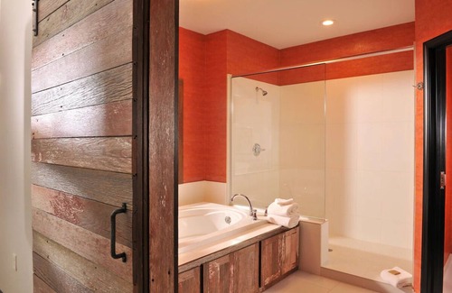Independence Hotel | Expanded King Cosmo Suite, Balcony w/Waterfall Views, Stoney Creek
