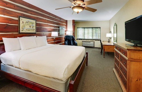 Johnston Hotel | Expanded King Executive Cottage in Stoney Creek Johnston! Free Parking, Pool
