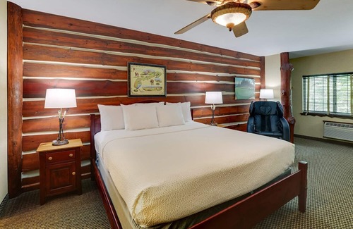Johnston Hotel | Expanded King Executive Cottage in Stoney Creek Johnston! Free Parking, Pool