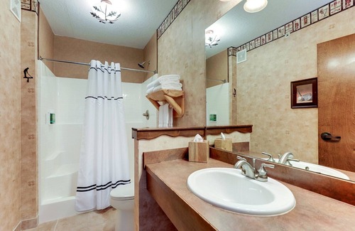 Johnston Hotel | Expanded King Executive Cottage in Stoney Creek Johnston! Free Parking, Pool