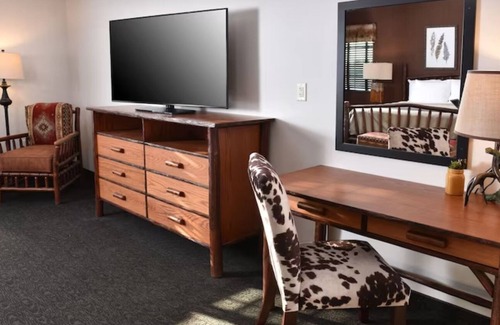 Broken Arrow Hotel | Expanded King w/Whirlpool, Stoney Creek Tulsa, Living Area w/Dry-Bar