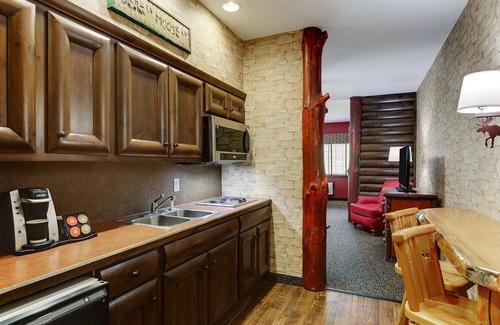 Columbia Hotel | Expanded Queen with Kitchen & Closet! Stoney Creek Columbia | 2 Units