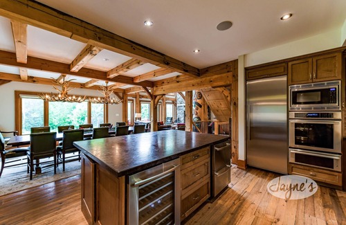 Clearview Ski Chalet | Expansive 6bed 5bath Chalet in The Blue Mountains! Hot Tub!