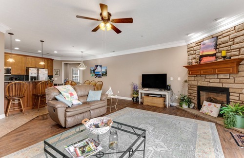 Andersonville Condo | Expansive dog-friendly condo w/free attraction tickets, lake views & dock access