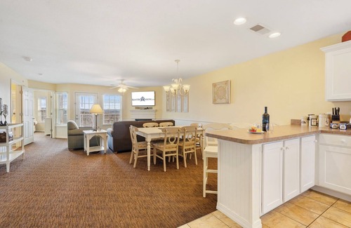 Kimberling City Condo | Expansive Lake Access Condo-Free Daily Tickets-Peaceful Views-Cmty Pool-Mini Golf