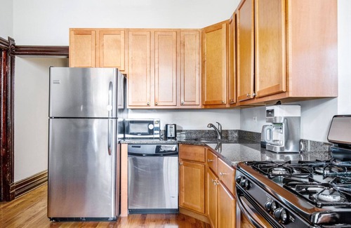 Park West Apartment | Expansive Lincoln Park 2BR, walk to L + Clark Street dining, by Blueground