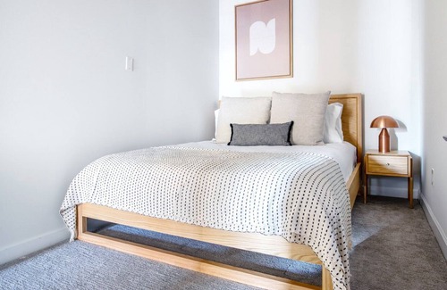 Park West Apartment | Expansive Lincoln Park 2BR, walk to L + Clark Street dining, by Blueground