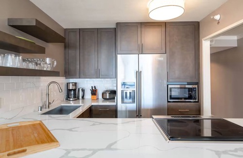 Honolulu Apartment | Expansive Ocean View-Steps to Beach-Free Parking