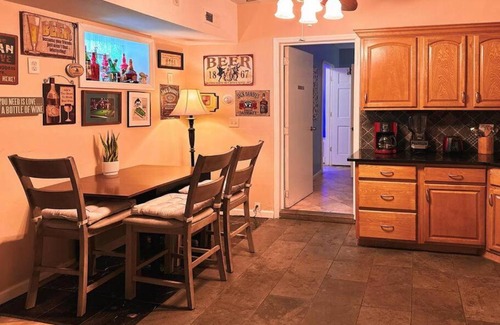 Union City Apartment | Expedient Stay - Ground Floor - 2 Bedroom - 15 Mins to NY