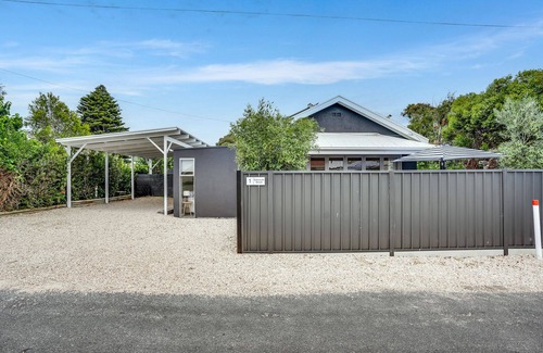 Goolwa South House | Experience a Cozy 3 Bed Fishermans Cottage- Goolwa Waterfront - Pet Friendly