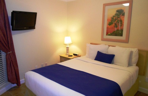 Rocky Point Hotel | Experience All Of What Tampa Has To Offer! Full Kitchen, Free Parking, Pool