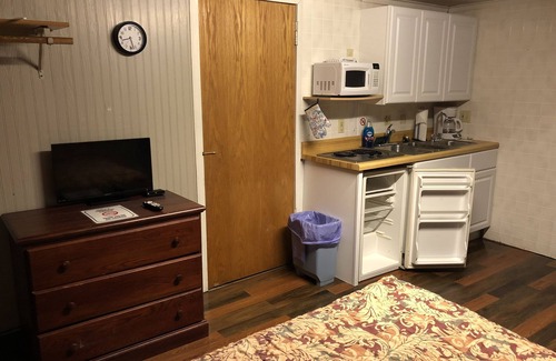 Canistota Apartment | Experience an American Villageš»In a Unique Retreat!