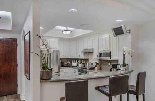 Studio City Condo | Experience beautiful Studio City in the center of restaurants and shopping
