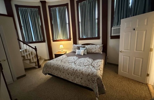Bethlehem Bed & Breakfast | Experience Bethlehem's Maplewood Inn, a spacious historic retreat perfect for large groups