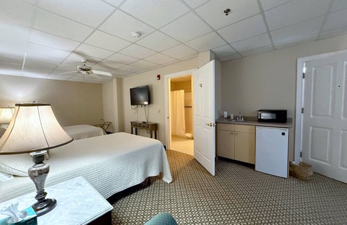 Bethlehem Bed & Breakfast | Experience Bethlehem's Maplewood Inn, a spacious historic retreat perfect for large groups