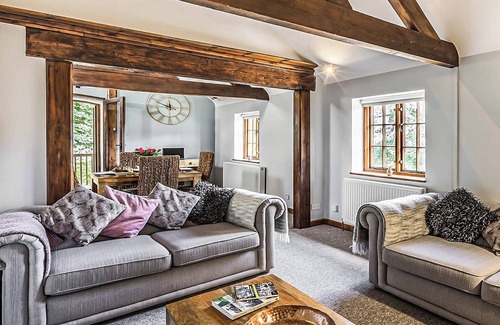 Stoke Edith Cottage | Experience charming countryside living in this beautifully renovated Oast House apartment.