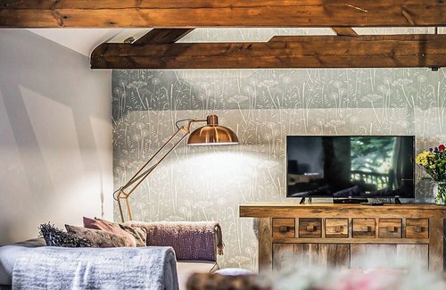 Stoke Edith Cottage | Experience charming countryside living in this beautifully renovated Oast House apartment.