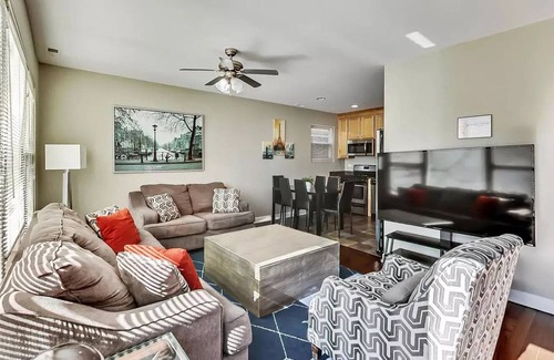 Wicker Park Apartment | Experience Chicago in one of it's hottest neighborhoods!