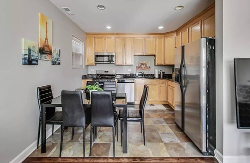 Wicker Park Apartment | Experience Chicago in one of it's hottest neighborhoods!