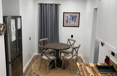 North Charleston Cottage | Experience coastal charm! 3 bd 2 bath Downtown Charleston 11 min Beach 30 min