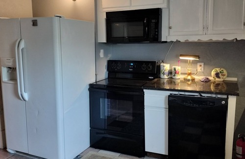 Sugar Creek House | Experience football fun! 4BR/2Bath Independence retreat near Arrowhead