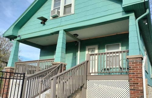 Sugar Creek House | Experience football fun! 4BR/2Bath Independence retreat near Arrowhead