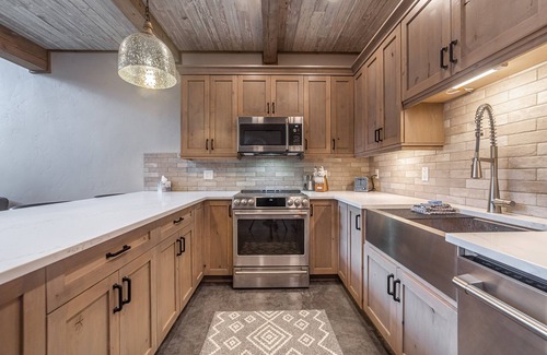 Coram Condo | Experience Glacier In Luxury - 10-min to GNP- 2 bd/2ba & Private Hot Tub #4-3