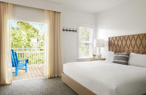 Key West Hotel | Experience Key West w/Poolside Bar, Private Terraces & Free Shuttle Service!