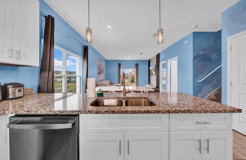 Bridgewater Crossing House | Experience Lakeside Bliss in a Family-Friendly Retreat - Luxurious Townhouse