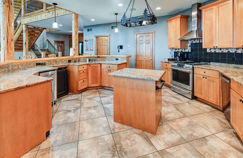 Mauston House | Experience luxurious lakeside living in our 5-bed, 5-bath retreat!