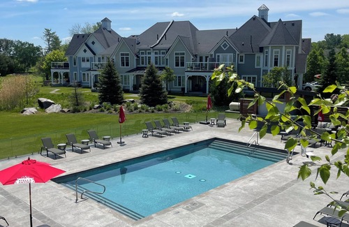 Georgian Bay House | Experience Luxury at our Stunning 3-Bedroom Golf /pool Resort!