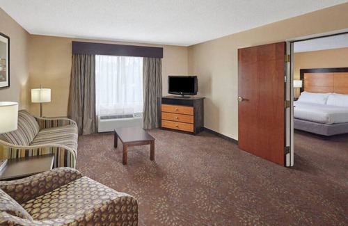 Buford House | Experience Luxury in Suite W/ Whirlpool Tub!