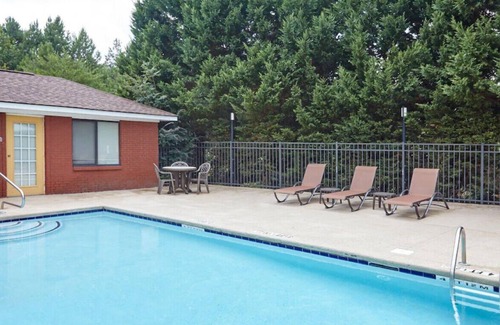 Buford House | Experience Luxury in Suite W/ Whirlpool Tub!