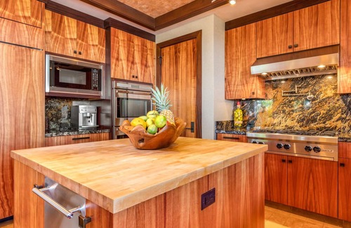 Kaupulehu House | Experience luxury near golf courses, 4 mins to Four Seasons Resort