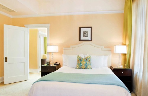 Goose Hollow Hotel | Experience Luxury! Pop-Up Cinema, Pets Allowed, Stylish Suite with Living Room!
