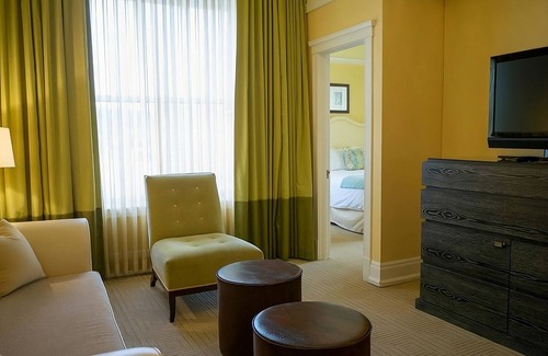 Goose Hollow Hotel | Experience Luxury! Pop-Up Cinema, Pets Allowed, Stylish Suite with Living Room!