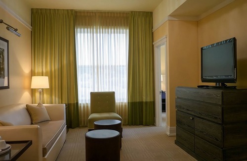 Goose Hollow Hotel | Experience Luxury! Pop-Up Cinema, Pets Allowed, Stylish Suite with Living Room!