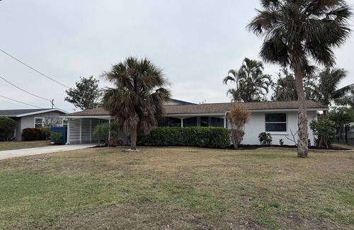 South Sarasota House | Experience "Old Florida" at the Coral Cottage