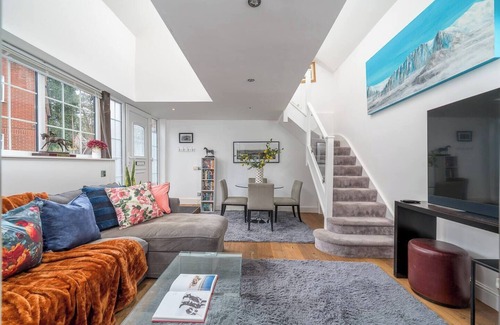 Sunningdale Apartment | Experience refined comfort at The Skylight Residence – a stylish hideaway in the heart of Sunningdale, perfect for a relaxing stay.
