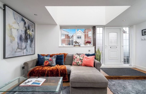 Sunningdale Apartment | Experience refined comfort at The Skylight Residence – a stylish hideaway in the heart of Sunningdale, perfect for a relaxing stay.