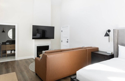 Midway Hotel | Experience scenic outdoors! Spacious Retreat w/Pool, Golf access & Hot spring!